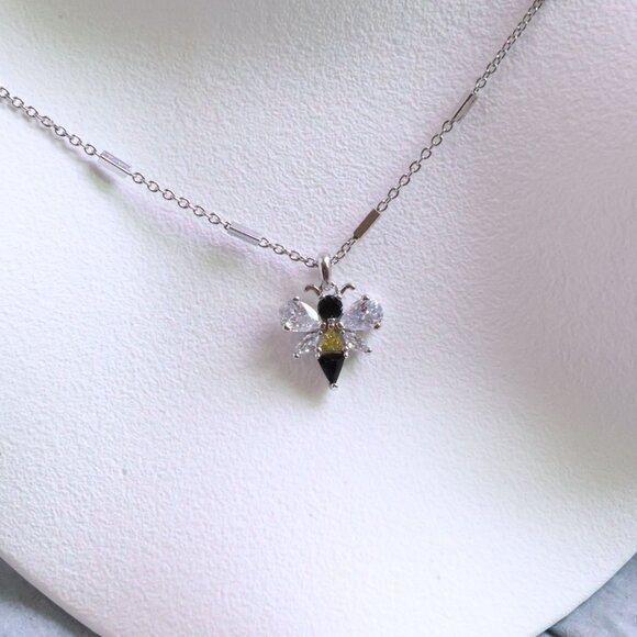Kendra Scott Bee Crystal Pendant Necklace in Silver - Picture 2 of 2